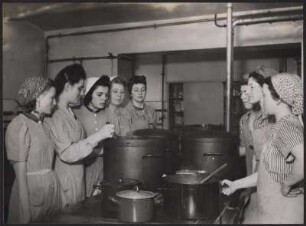 Angehende Hausgehilfinnen beim Kochen