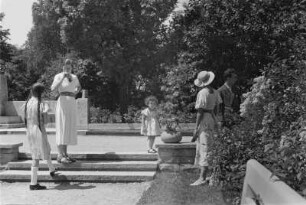 Privataufnahmen. Bad Wörishofen. Die Schwester Gretl des Fotografen und Spaziergängerinnen mit kleinem Mädchen bei der Denkmalsanlage für Sebastian Kneipp am Denkmalplatz