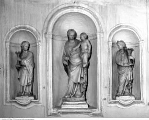 Madonna, flankiert von zwei leuchtertragenden Engeln