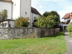 Ansicht von Nordosten mit Kirche (Neubau Jahr 1741 auf spätromanisch-gotischem Vorgänger) über Kirchhofmauer (Wehrgang mit Steinbrüstung im 18 Jh abgetragen) im Verlauf