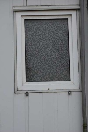 Fenster einer Flüchtlingsunterkunft