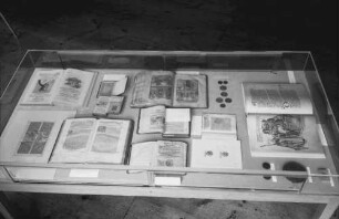 Konstanz: Ausstellung des Instituts für Reformations- und Kirchengeschichte der böhmischen Länder, Vitrinen mit Schriften