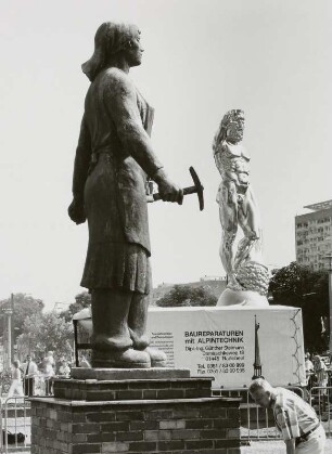 Trümmerfrau : "Trümmerfrau" (1952; W. Reinhold) und "Goldener Rathausmann" (1908-1910; R. Guhr) nach der Restaurierung, auf der Grünfläche vor dem Neuen Rathaus stehend