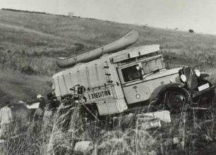 Opel-LKW Blitz an der Böschung des Flusses Mazowe (Afrika-Expedition 1931-1932)