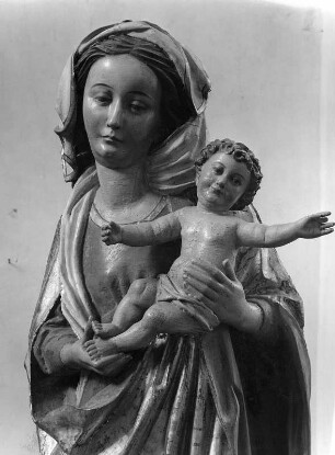 Madonnenstatue des Mariahilfaltars : Madonnenstatue des Mariahilfaltars. Holz, geschnitzt, gefaßt (um 1480; J. Syrlin d. Ä.) Hüftstück. Ochsenhausen, Stadtpfarrkirche Sankt Georg (ehemalige Bendiktiner-Klosterkirche), Südseitenschiff