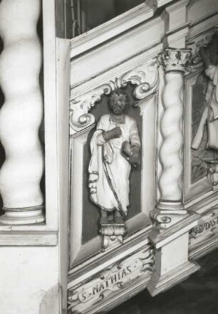 Kanzel : Kanzel. Holz, weiß und golden gefasst. 1666. Detail: Apostel Matthias von der Treppenbrüstung. Haldensleben, Stadtkirche