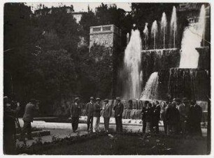 Der italienische Ministerpräsident Benito Mussolini empfängt den deutschen Reichskanzler Dr. Heinrich Brüning in der Villa d'Este in Rom. von links: Dino Grandi, Heinrich Brüning, Benito Mussolini, Julius Curtius, von Schubert