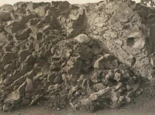 Plauen/Vogtland. Diabasische Kissen-oder Pillowlava (Oberdevon), von einer Verwerfung durchscnitten