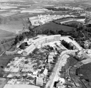 Kreiskrankenhaus im Umbau (Schützenstraße 55): Luftbild: im Hintergrund die Trave, Sportplatz und Neubaugebiet Am Stadion