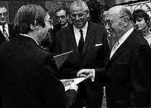 70.Geburtstag im Bauhof: Otto Peter Görl gratuliert Heinz Schmeissner (links Herr Laumer, in der Mitte OBM Urschlechter)