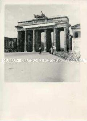 Das zerstörte Berlin - Blick auf das Brandenburger Tor