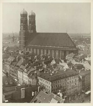 München. Blick von der römisch.katholischen Pfarrkirche St. Peter zum Dom zu Unserer Lieben Frau, errichtet im gotische Stil im späten 15 Jh.