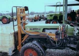 Fotografie: Gartenbautechnik-Freiland, Gabelstapler, Transport, Traktor, Frontanbau