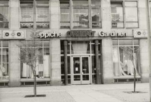 Dresden-Altstadt, Gewandhausstraße 2. Wohn- und Geschäftshaus (1958-1961; H. Schneider, H. Terpitz, H. Mersiowsky, M. Arlt) mit Teppichhaus "Orient". Erdgeschoß und 1. Obergeschoß