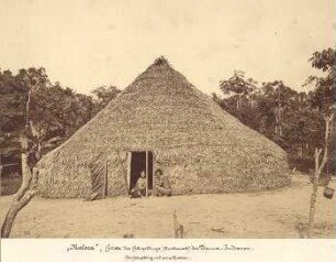 "Maloca", Hütte des Häuptlings (Tuschawak) der Ticuna-Indianer, Rio Amazonas. Der Häuptling und seine Tochter