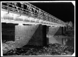Staustufe Limbach. Blick vom linken Ufer oberstrom auf die Eltmanner Straßenbrücke. 50 cm V.B.P.