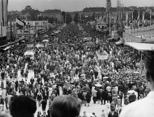 Müchner Oktoberfest. Trubel auf der alljährlich stattfindenden Wiesn