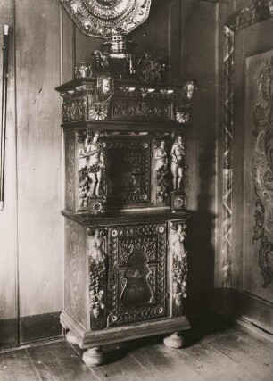 Schleswig-Holstein. Geschnitzter Bauernschrank von 1750