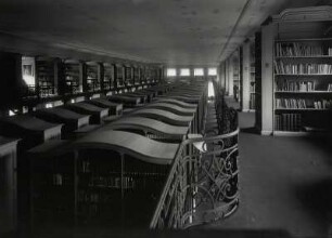 Leipzig, Stadtbibliothek im Städtischen Kaufhaus : Leipzig. Stadtbibliothek im Städtischen Kaufhaus. Universitätsstraße 16. F. Seltendorff., H. Licht (Kaufhaustrakt). Magazinraum von der Galerie aus