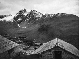 Piz Muragl : Blick über die Hütten des Muottas Muragl zum Piz Muragl.