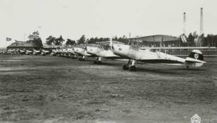 Dresden-Heller, Sportflugzeugstaffel Heinkel-Kadett. Blick vom Rollfeld zum Abfertigungsgebäude