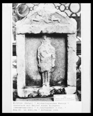 Stele mit Relief einer weiblichen Figur