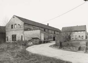 Seitengebäude : Dreiseithof (1846). Scheune und Seitengebäude