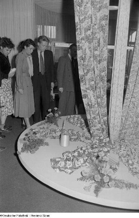 Besucher an einem Messestand mit Textilien im Ring-Messehaus