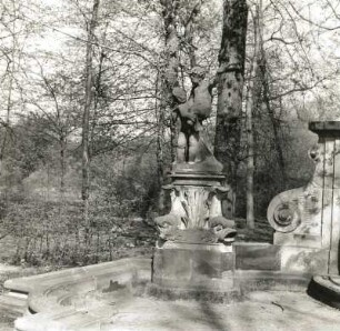 Altdöbern. Schloß Altdöbern. Schloßpark. Neptunbrunnen. Sandstein, um 1750/55. Detail: Delphinsockel mit Puttenpaar. Knöffler, Gottfried (1715-1779)