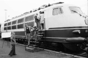 Freiburg: Eisenbahnausstellung; E-Lok 103 237-4; Publikum steigt auf