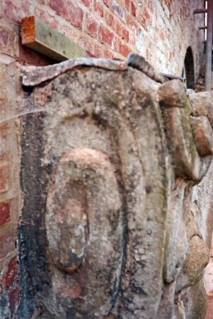 Gut Jersbek: Herrenhaus: Nordgiebel: Sanierung: Detailaufnahme: Wasserspeier Maskaron, Teilansicht, darüber Holzlatte