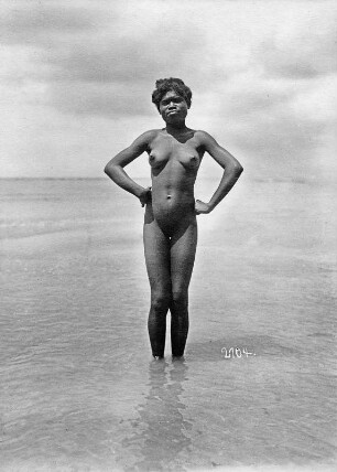 Fort-de-France, Martinique. Farbiges Mädchen im flachen Wasser