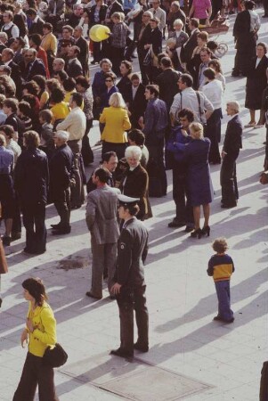 DDR. Berlin-Mitte, Alexanderplatz. Teilnehmer an einer Massenveranstaltung