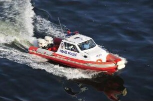 Izmir - Polizeiboot : Ein Polizeiboot fährt durch das Hafenbecken. Aufgenommen am 29. Juni 2010 in Izmir