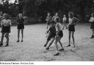 Kinder auf einem Sportplatz