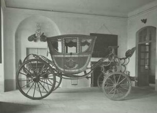 Schloss Moritzburg, Prunkwagen : Schloss Moritzburg, dritte Halle (Wagenhalle) mit Prunkwagen um 1800 (über der Tür verkämpfte Hirschgeweihe)