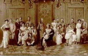 Wilhelm II. und Auguste Viktoria im Kreise von Familienmitgliedern