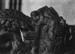 Wange S II A, Bekrönung, südliche Schmalseite: Der Tod und das Mädchen