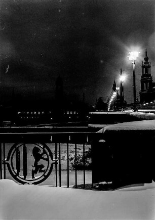Dresden, Blick vom Neustädter Elbufer, Anlagen an der Augustusbrücke, zur Altstadt im Winter bei Nacht