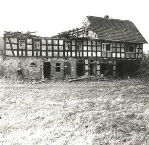 Pegau-Weideroda, Ringstraße A 3. Ruine eines Wohnstallhauses (um 1790). Straßenansicht