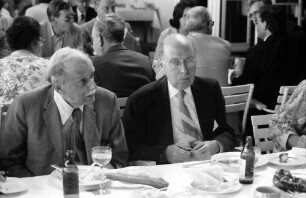 1979 Nobelpreisträgertagung Physik; Bayrisches Frühstück (26.6.79): am Tisch Paul Dirac, Eugene Wigner
