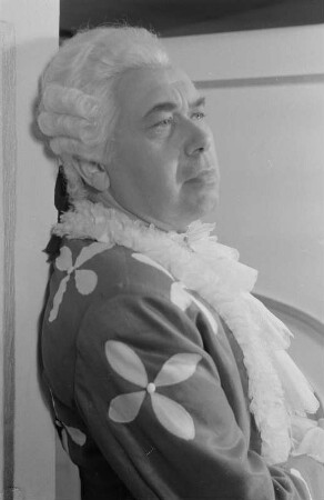 Szenenbilder aus der Operette "Die Dubarry" von Karl Millöcker und Theo Mackeben am Metropol-Theater Berlin