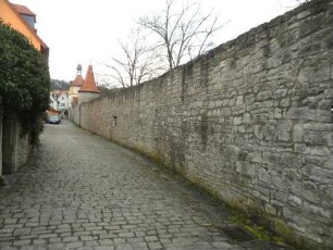 Stadtbefestigung-Ansicht im Süden-Stadtmauer über Stadtseite im Verlauf nach Osten zum Ochsenfurter Tor-Wehrgang abgetragen
