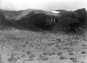 Kilimandscharo. Westflanke des Kibo : Deutsch-Ostafrika (heute: Tansania). Kilimandscharo. Kibo-Westflanke mit Basalt-Tuff-Wechsellagerung. Blick aus der Basaltblockstufe zum Drygalskigletscher, 1889