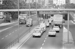 Autoverkehr in der Kriegsstraße