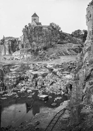 Beucha, Blick über den Granitporphyrbruch zur Kirche