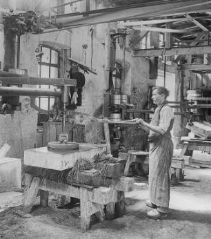 Rundschleifmaschine zum Polieren der Steinflächen : Technikgeschichte | Technik und Wirtschaft | Steinbearbeitung