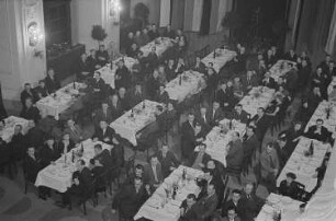 Blick auf die Gäste des Empfanges für die Volksdemokratien an Tischen