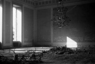 Berlin. Ruine der Reichskanzlei (Abriss 1949), Wilhemstraße. Teilansicht eines Saales