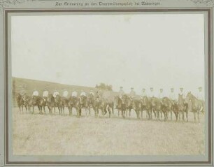 Offiziere (achtzehn Personen) zu Pferd auf dem Truppenübungsplatz Münsingen in Uniform und Mütze, Bilder in Halbprofil